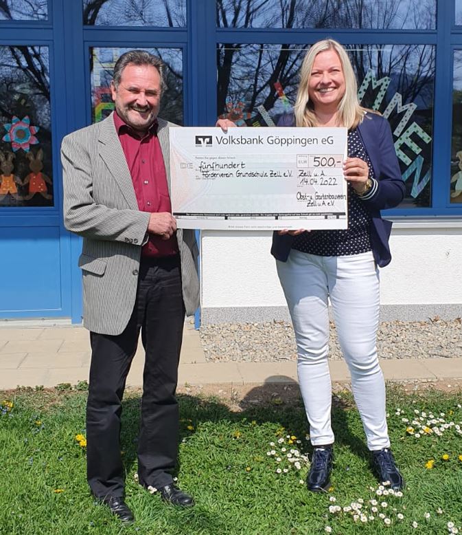 Spendenübergabe: Martin Holl, erster Vorsitzender des OGV Zell übergibt 500-Euro-Scheck für das neue Klettergrüst an Michaela Losch, erste Vorsitzende des Förderverein Grundschule Zell u. A. e.V. 