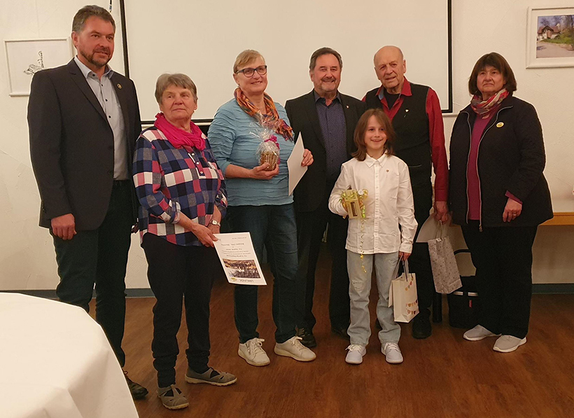 Gruppenbild zur Ehrung der Mitglieder des OGV Zell u. A. Von links nach recht im Bild zu sehen sind  Peter Rapp als 1. Vorsitzender des OGV Schliebach und Schriftführer des Kreis-Obstbauverband Göppingen (KOV). Die Geehrten: Sieglinde Messer mit Urkunde in der Hand, Elisabeth Renz, Martin Holl als 1 Vorsitzender des OGV Zell u. A., Jannes Giss und Alfred Schittenhelm. Und ganz rechts im Bild Sigrid Erhardt als Präsidentin des Landesverbands für Obstbau Garten- und Landschaft Baden-Württemberg e.V. (LOGL).